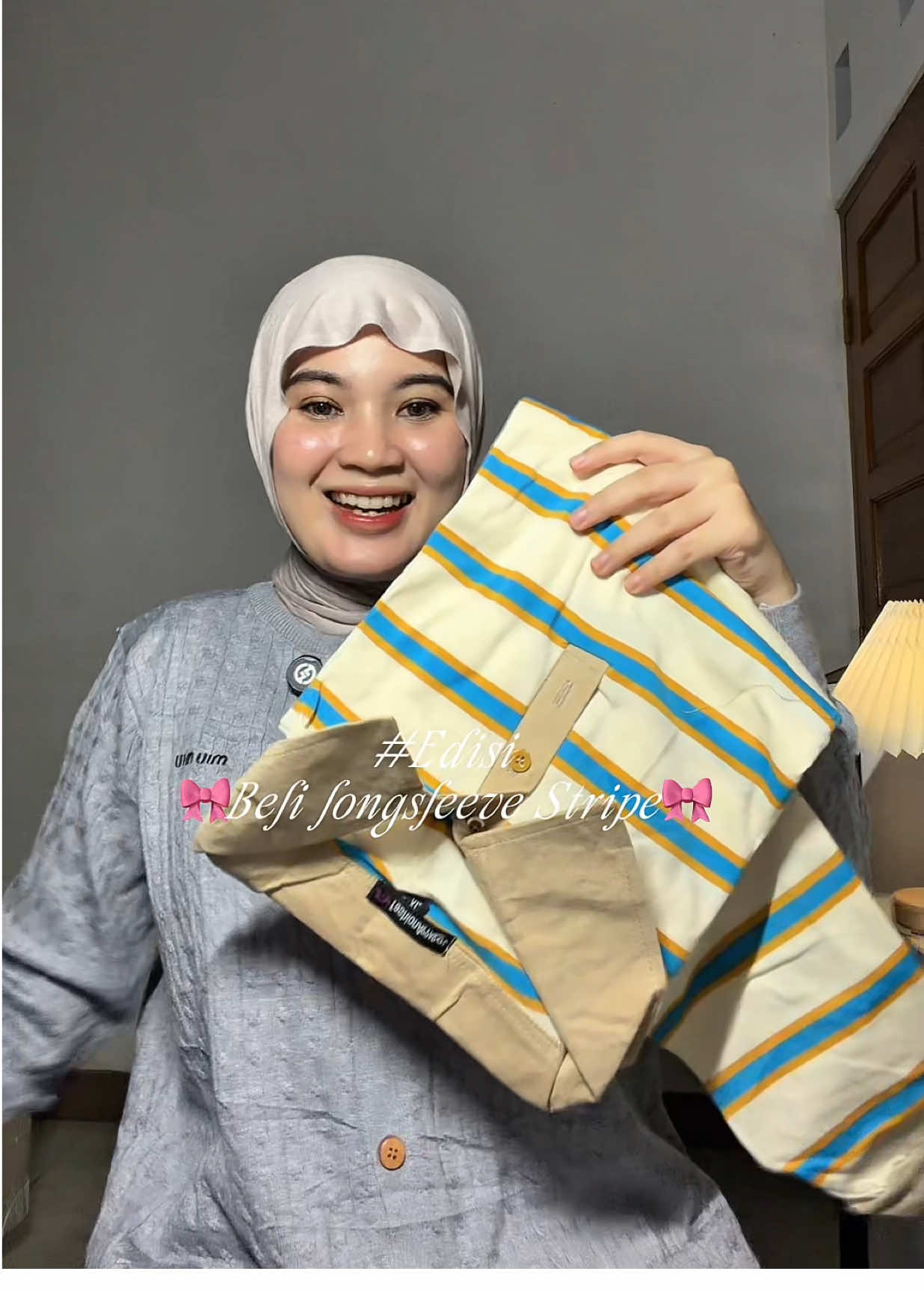 Jatuh cinta bgt sama baju ini karna enak bgt dipake seharian ga bikin gerah karna bahannya adem dan dingin apalag warna cream ini cantik pol aku pake yg oversize ya kalo yg standar di aku jadi crop😍🎀🤩🥰🌸💖👀🪸 🎀Celana yg aku pake beli disini>> @Rarahumaira  🎀Hijab beli disini>> @Rarahumaira  #longsleeve #stripeshirt#ootdfashion #ootdhijab #fyppppppppppppppppppppppp 