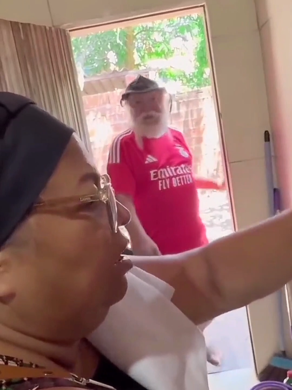 O meu sogro pegou o bolo de laranja da minha mão que a minha sogra fez e correu pra comer. 😂