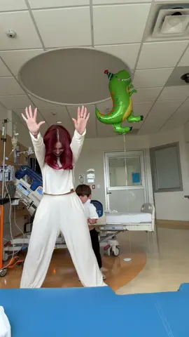 Mientras esperábamos que le dieran de alta un bailecito para distraerlo 😅😚❤️