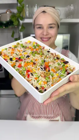 11/30: Arroz à Grega INGREDIENTES Cenoura — 1 unidade (ou 130g) Uva-passas — 40g (hidratei com água quente por 15 minutos) Milho — 65g Azeitona — 70g Bacon — 200g Cebola — 1/2 Alho — 4 dentes Cheiro-verde a gosto Pimentão — 40g Vagem — 80g Arroz — 500g já cozido (ou 1 copo cru) Ajuste o sal se necessário. Rendimento: serve de 6 a 8 pessoas. #receitasdenatal #receita #receitas #natal #arrozagrega