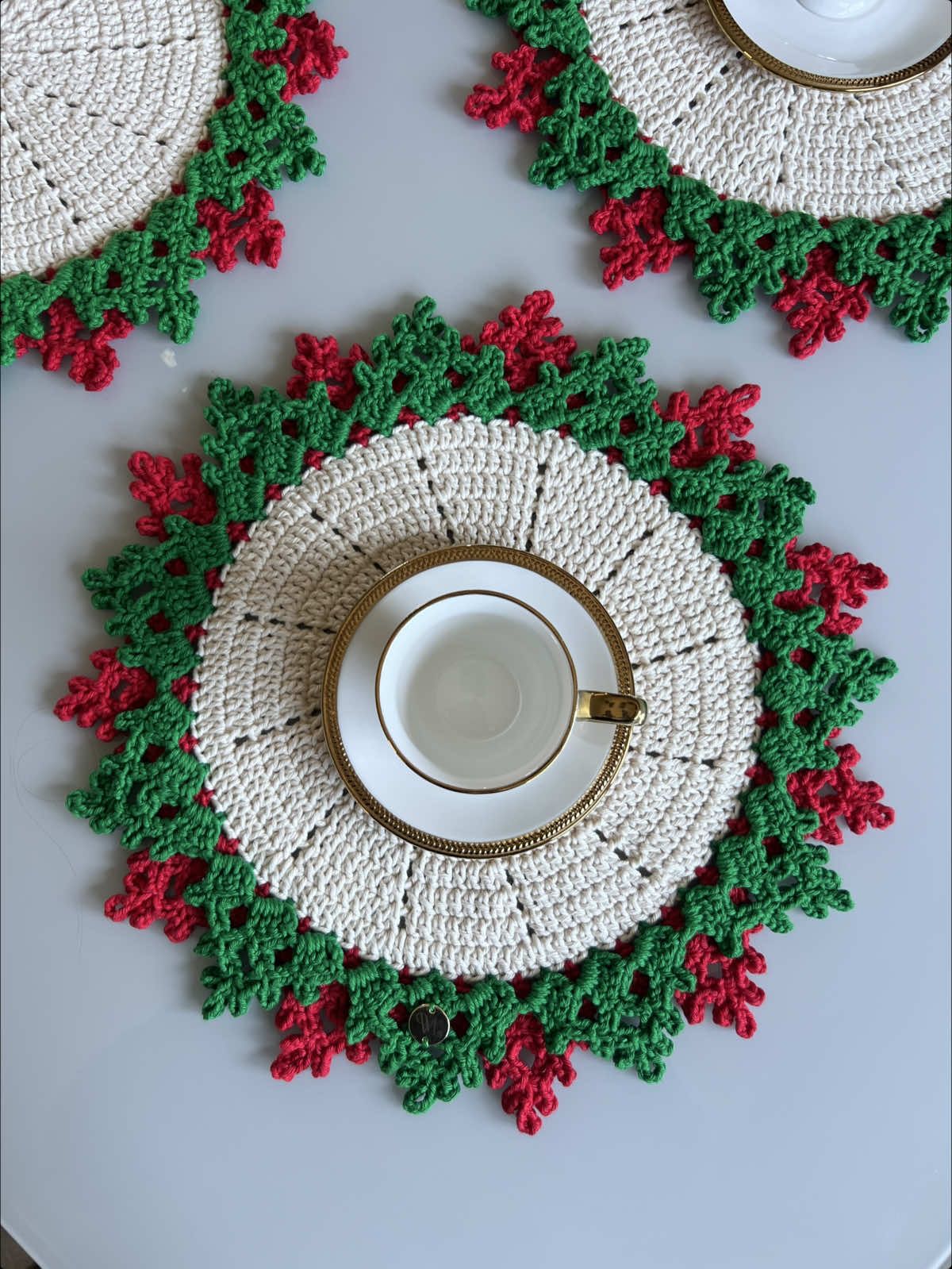 Um toque de Natal. Um toque de luxo. Um souplat feito à mão para transformar a sua mesa. 🎄✨ Coleção exclusiva. #natal #crochet 