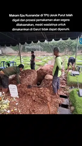 Makam Epy Kusnandar di TPU Jeruk Purut telah digali dan prosesi pemakaman akan segera dilaksanakan, meski wasiatnya untuk dimakamkan di Garut tidak dapat dipenuhi. #kangmus #pemakamanepykusnandar #epykusnandarmeninggal #kangmusmeninggal #pemakamankangmus 