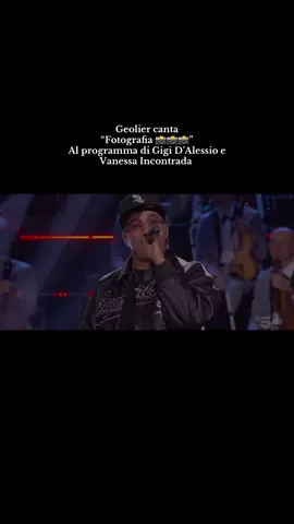 Geolier canta  “Fotografia 📸📸📸” Al programma di Gigi D’Alessio e Vanessa Incontrada   @Geolier @Gigi D’Alessio @Mediaset Infinity  #geôlier #neiperte❤️❤️❤️❤️❤️❤️❤️❤️❤️ #fanpagesugeolier #geolier #intervista 