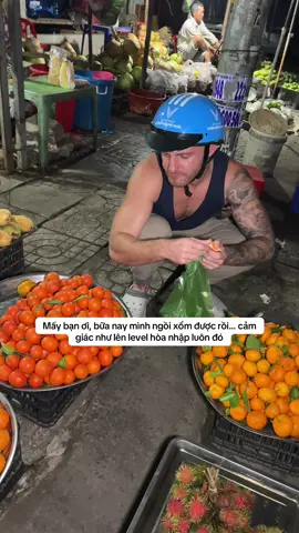 Mấy bạn ơi, bữa nay mình ngồi xổm được rồi… cảm giác như lên level hòa nhập luôn đó 😂🍊✨🇻🇳 #phuquoc #dulichvietnam #french #vietnamesestyle #phápinvietnam 