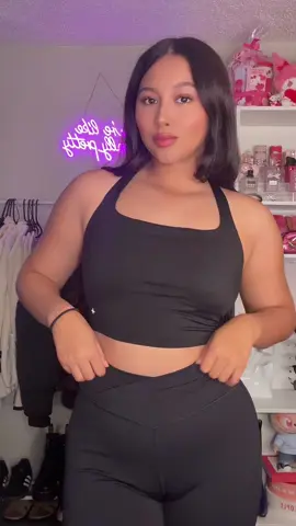 Love these and they’re flared bottoms!🖤😍#halaraeveryday #halaraleggings  @Halara 