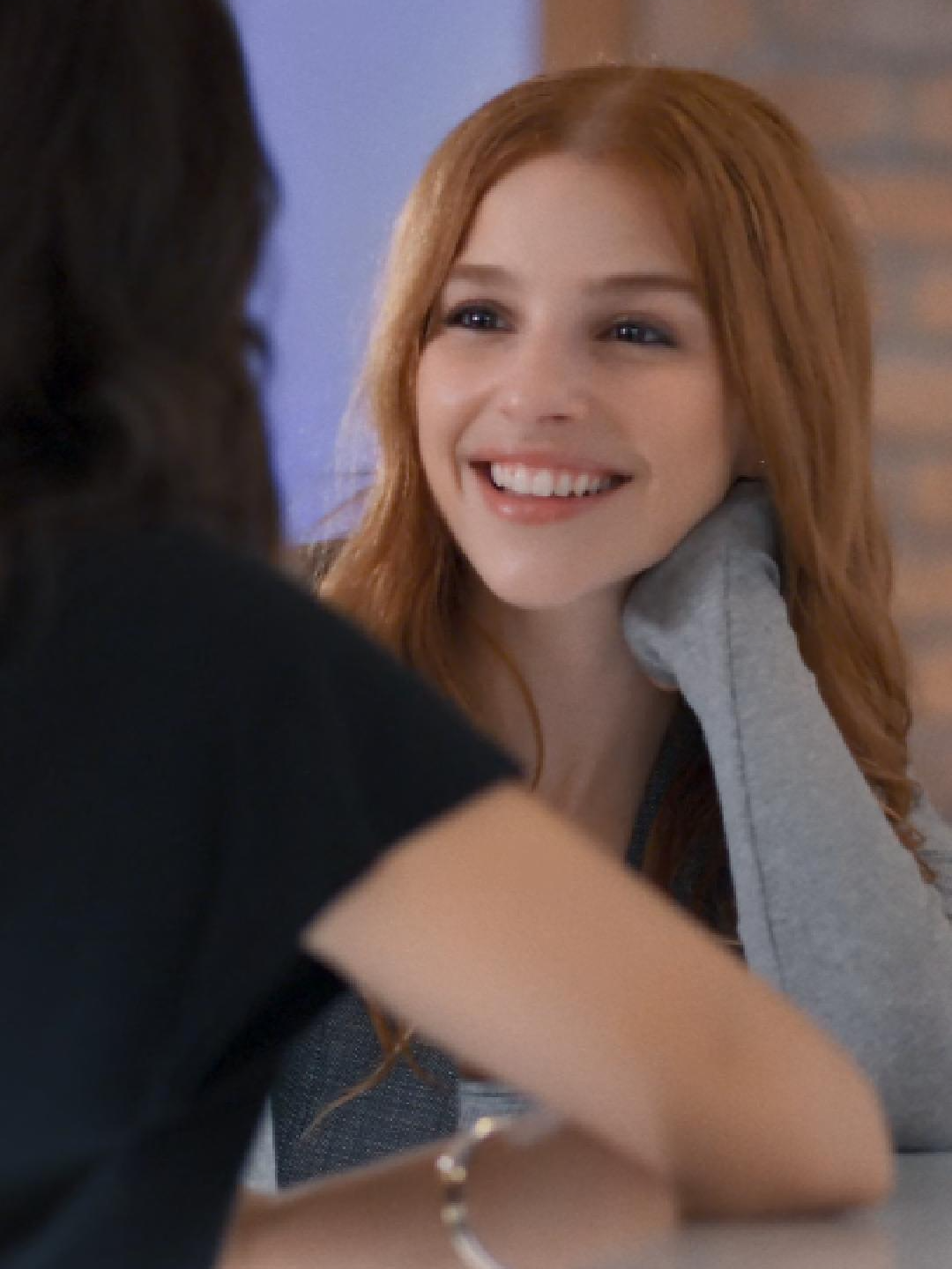 EM INGLÊS E ESPANHOL: Como assim a Lorena não percebeu que a Juquinha tá querendo ela? 😌🤌 #TrêsGraças #Novelas #TVGlobo