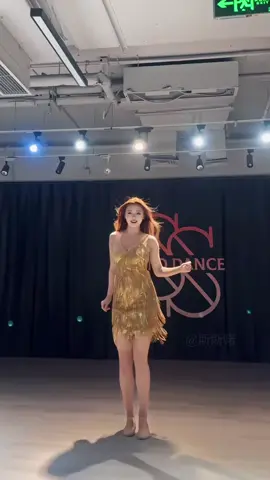 Mấy chị em Dancer Việt mình nhảy như thế này được không ạ ? Cứ hẩy hẩy thật sự kiểu ... 🥹