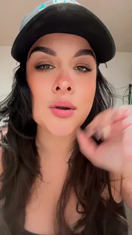 A veces vamos por la vida recogiendo lo que no nos pertenece: culpas ajenas, enojos de otros, frustraciones que no son nuestras, críticas nacidas del miedo o el dolor de alguien más. Tú no eres el basurero emocional de nadie. No estás aquí para resolverle la vida a los demás ni para absorber lo que ellos no saben gestionar. Pon límites con amor. Aprende a decir: “Eso no me pertenece”. No desde el juicio, sino desde la responsabilidad contigo misma. Quien no sabe manejar su tormenta, necesita aprender, no buscar a quién mojar.🙁  #CrecimientoPersonal #DesarrolloPersonal #levantate @LuzDeEsperanza CT @Lude @LUDE.talleres.ecu @Holmes @Paola Esparza 