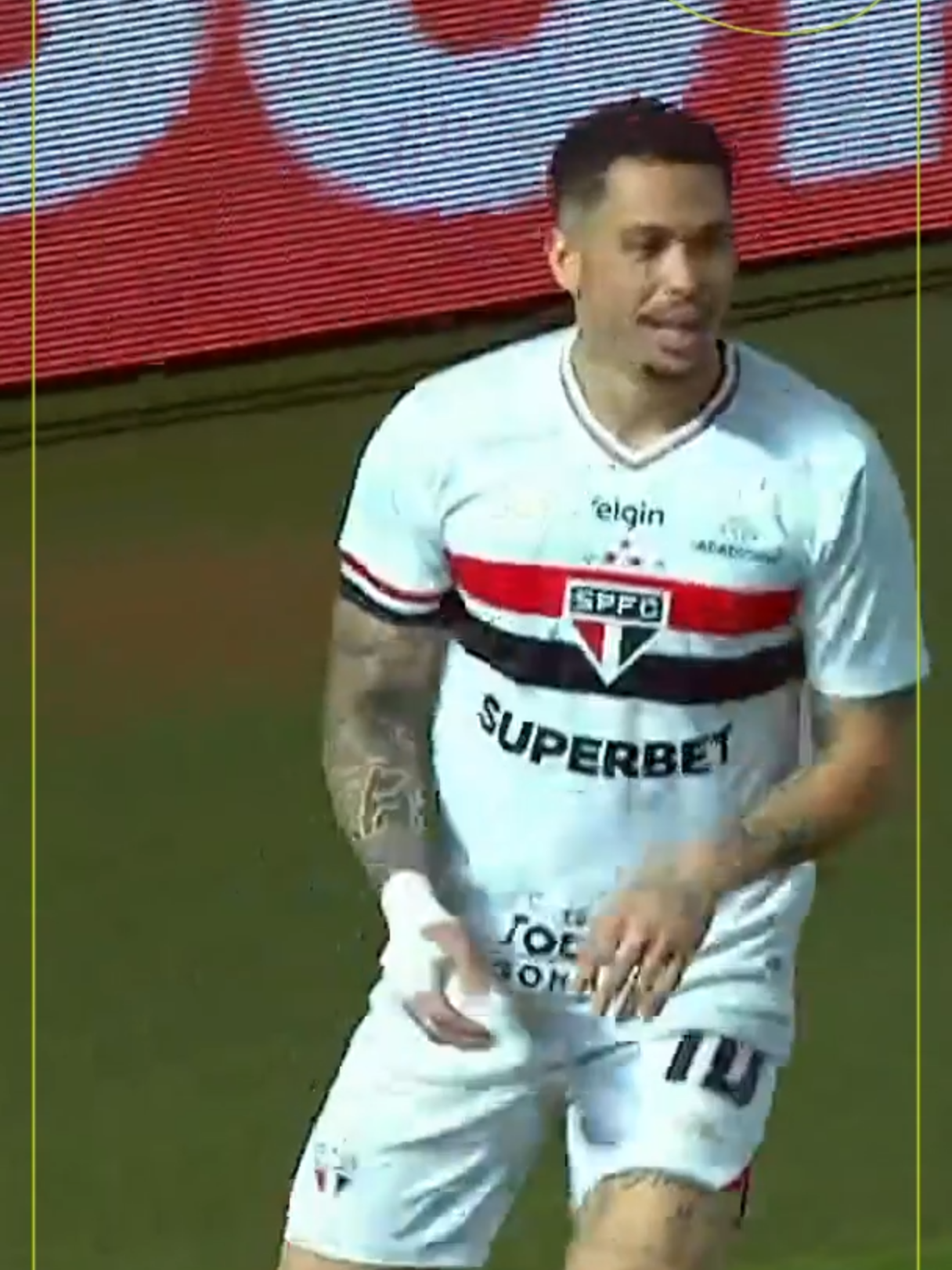 MAIS UM DO SP! Luciano recebe linda bola de Marcos Antônio e marca o terceiro do São Paulo sobre o Internacional. #futebol #saopaulo #internacional #brasileirao