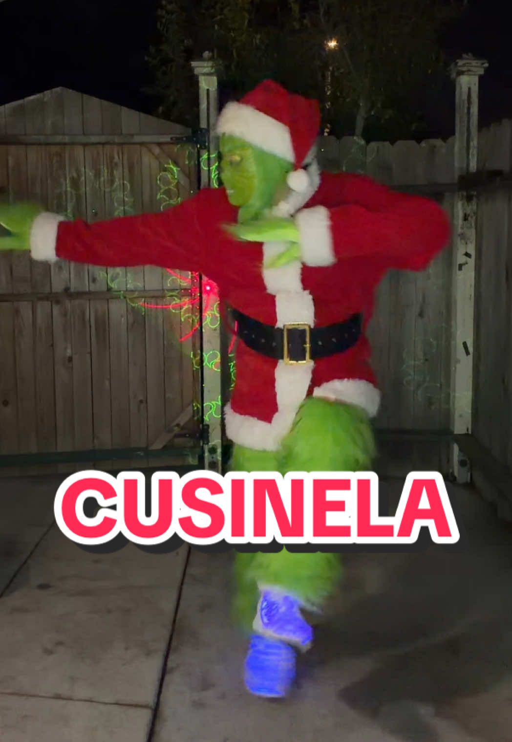 Los Prohibidos De El Tio Grinch 💚🎄 #grinch #cusinela #baile #humor #christmas 
