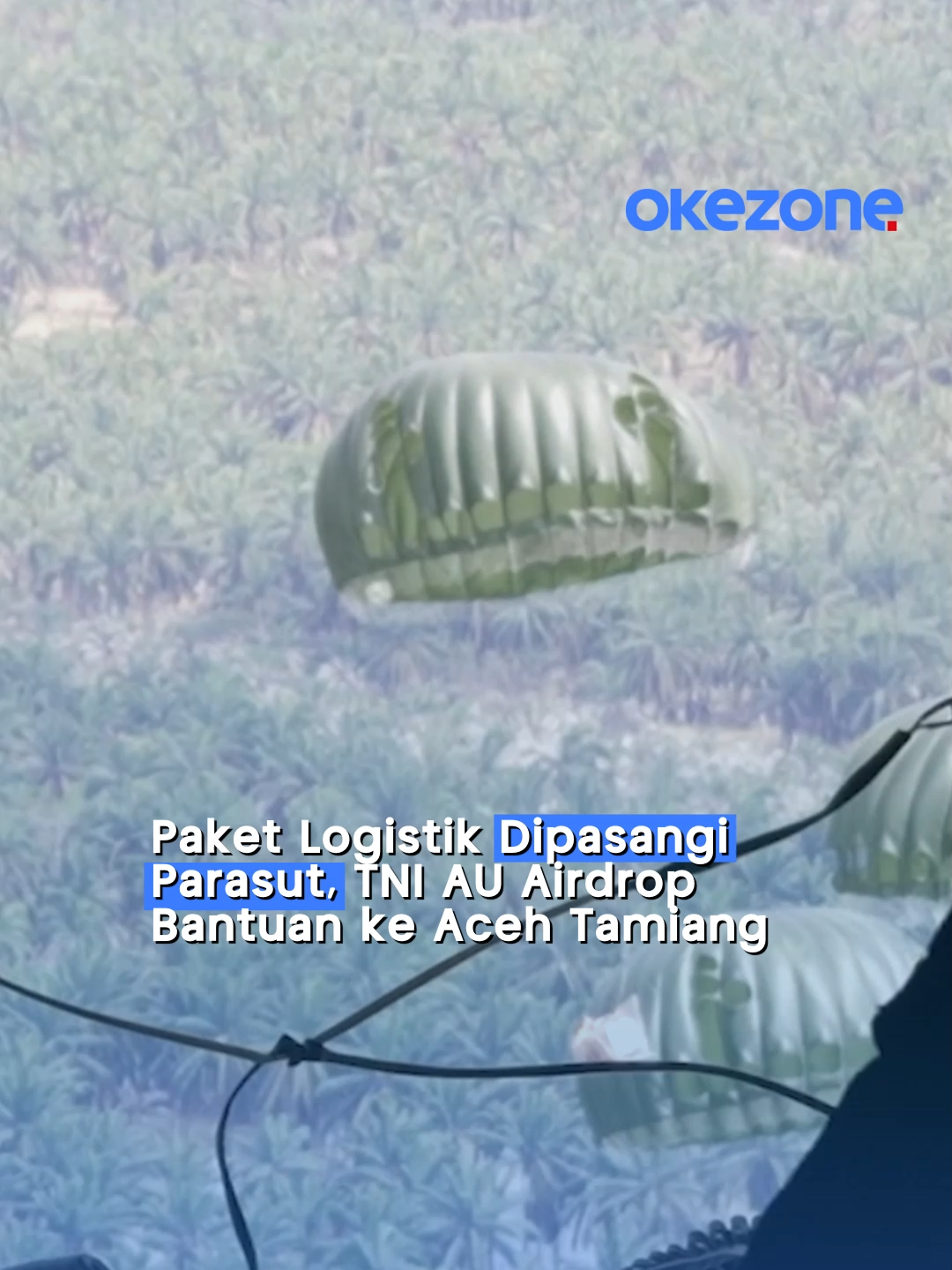 TNI kembali mengerahkan pesawat untuk mempercepat distribusi bantuan ke warga yang masih terisolasi di Kualasimpang, Aceh Tamiang. Dua pesawat TNI AU yakni CN-295 dan C-130J Super Hercules menjatuhkan logistik ke titik-titik yang tak bisa dijangkau lewat darat. Hercules juga melakukan dropping 20 bundle LCLA seberat 2,5 ton, jadi andalan karena kapasitas angkutnya besar. #okezone #TNIAU #PrayForSumatera #banjirsumatera