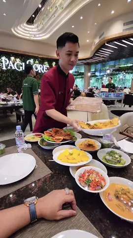 makan siang berdua di pagi sore pik...nasi padang disini gk pernah gagal #padangpagisore #pagisorepik #omsukareview 