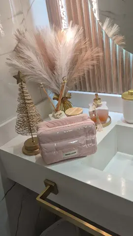 Aquela storage bag perfeita pra levar na bolsa, na mala ou deixar organizada em casa! 💗 Ela é feita em poliéster, super aconchoadinha, com um tecido bem gostoso ao toque. Mede 20,5 x 9 x 14,5 cm, pesa só 23g e ainda tem várias cores lindíssimas pra você escolher! 🧳✨ Compacta, leve e muito estilosa — uma daquelas peças que a gente usa todo dia sem nem perceber. #storagebag #organizacao #bolsa #necessaire #achadinhododia 