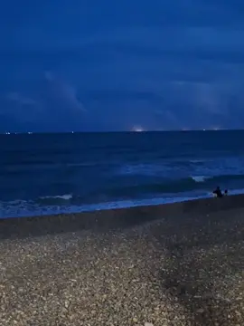 Hai chiếc kim một ngắn một dài lại đuổi nhau thành một cuộc hành trình không có điểm dừng . Con người ta rồi cũng như hai cái kim đồng hồ , vội vã  chạm vào nhau rồi tách biệt , lướt qua nhau như chưa từng quen biết ..! Xin chân thành cảm ơn trang youtube Sing & Song A.I đã sáng tác những bài hát chạm đến trái tim người nghe ❤