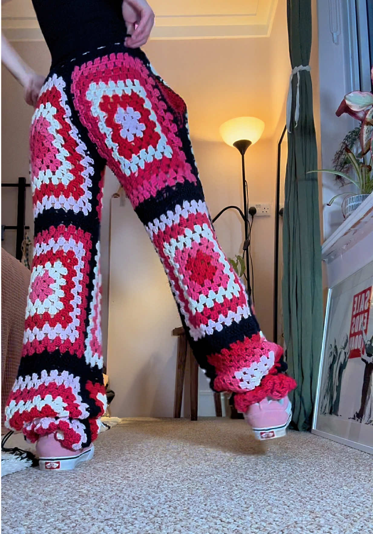 Yo! It’s granny square trewwws 🌶️ again 👅 #crochet #baggypants #crochetpants #grannysqaures #crochetfashiondesigner 