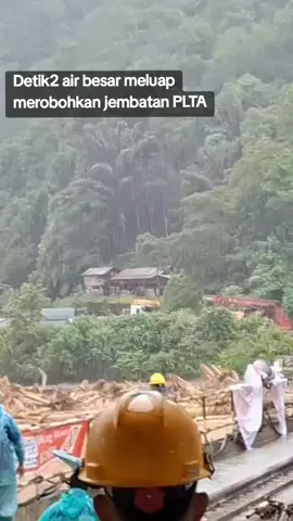 1 detik untuk merobohkan bangunan besar dan sampai akses jalan pekerja untuk keluar putus total #banjir #playforyou  #banjirbandang 