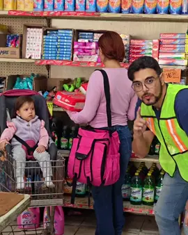 Sorprendí a madre soltera con recompensa millonaria en su bolso 😭 su reacción vale oro