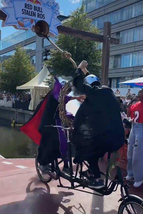 Which team will reach the finish line? Be sure to watch until the very end! There's a surprise waiting for you! 🥇🥇🥇 #redbull #giverviiinger #energidrik #redbulljernhest 