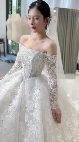 🌸 SANG TRỌNG – THANH LỊCH – TINH TẾ 🌸 • Thiết kế ngực ngang tay dài thanh lịch, tay ren dài tinh tế, phần ngực đính ren nổi tạo điểm nhấn nhẹ nhàng nhưng cực sang. Chân váy xoè lớn, bồng mềm – bước đi uyển chuyển và nổi bật ở mọi góc chụp.