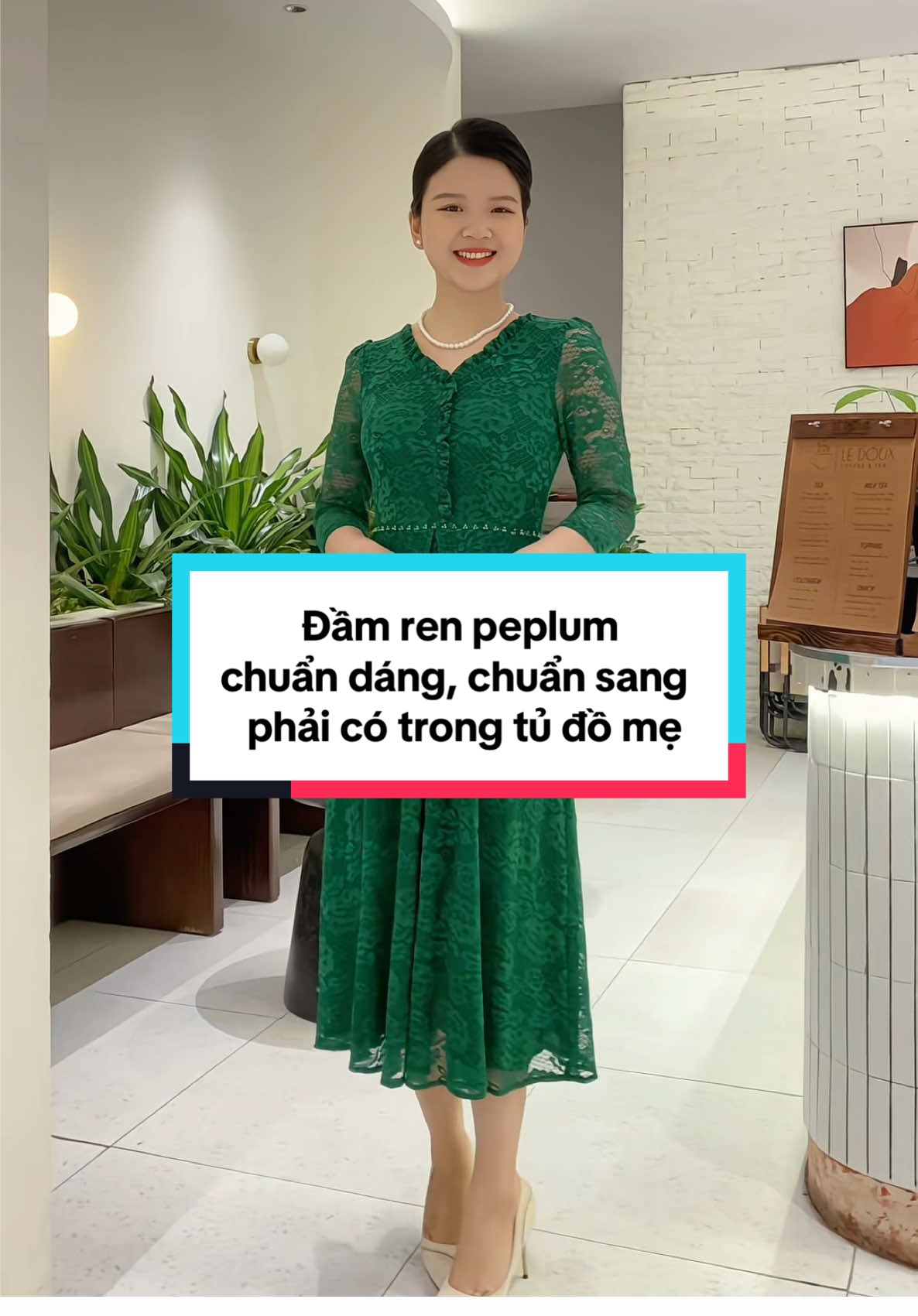 Mẫu đầm peplum sang trọng với thiết kế tay ren 3/4, phần eo phối peplum nhẹ giúp che khuyết điểm vòng 2 và tạo dáng thanh lịch. Chất liệu ren cao cấp, mềm, thoáng, không kén dáng người, mặc lên rất đứng form và duyên dáng. Dáng váy xòe dài qua gối, mang đến sự nhã nhặn – phù hợp dự tiệc, đi lễ, gặp mặt, hoặc làm quà tặng mẹ vô cùng tinh tế. #thoitrang #vaytrungnien #damtrungnien #dam #vay @Ladyshop Thời Trang Trung Niên 