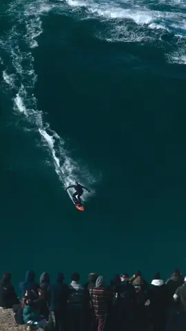 🚨 TENSÃO MÁXIMA NO BIG SWELL DA NAZARÉ: VEJA NA ÍNTEGRA!! Veterano e um dos pioneiros do big wave surfing mundial, @carlosburle voltou a desafiar as ondas XXL da Nazaré no swell desta quarta-feira. Ele pegava bomba de cerca de 80 pés, uma daquelas típicas que marcaram sua carreira vitoriosa quando foi alcançado pela montanha de água vindo à toda velocidade e com máxima força. 🙏 Burle foi derrubado da prancha pela onda, que veio acompanhada de outra série. Ele foi resgatado rapidamente pelo pupilo @lucaschumbo e por @willyamsantana, com todo o profissionalismo da estrutura e protocolos de segurança seguidos na Nazaré. Ele é casca-grossa e passa bem, mas o susto foi gigante! 🎥 @luizinhobigsurf @kaiquephoto  🎙️ @luizinhobigsurf @strodjy  🎞️ @ludlegentil  #gigantesdenazaré #gigantesdenazarenotiktok #gigantesdenazare 