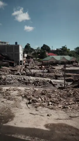 Ini pengalaman aku dan keluarga buat keluar dari takengon aceh tengah ke lokhsemauwe dengan jalan kaki selama 12 jam, Kami udh kejebak di tekengkon di hari rabu semua tiket bus kami di cancel karna adanya putus jalan kearah medan, hari demi hari berlalu kami bolak balik ke terminal buat cari info, jaringan dan listrik mati berhari hari kami hilang kabar selama 6 hari ngga bisa hubungi keluarga yg di medan,terus kami kekantor bupati tekengon buat cari starling tapi hanya ada di jam2 tertentu itu pun kalau ada tidak semua hp bisa terhubung dengan wifi nya,kami semua penuh harapan buat bisa keluar dari sana karna bahan pokok mulai mahal dan keadaan juga mulai ricuh, akhirnya kami mutusin nekat buat jalan kaki karna denger dari org2 banyak yg jalan kaki buat keluar dari kota itu tapi nggak prnh terbayang bakal ngelewatin jalan yang benar2 ekstrim buat dilalui , jurang kanan kiri,sampai turun tebing cmn bermodal tali,jalanan cuman setapak,lumpur benar2 sedalam lutut & licin,cuaca yang sangat dingin... kenapa kami buat mutusin jalan ke lokhsemauwe karna kami mau ngejar pesawat yang ada di banda aceh,dari lokhsemauwe sudah ada kendaraan yang bisa anterin kami ke banda aceh walaupun naik perahu dulu dari bireun buat nyebrang ,karna kalau melalui darat kecil kemungkinan untuk melawati jalan kearah medan. #fyp#takengon#bencanaalam#longsor 
