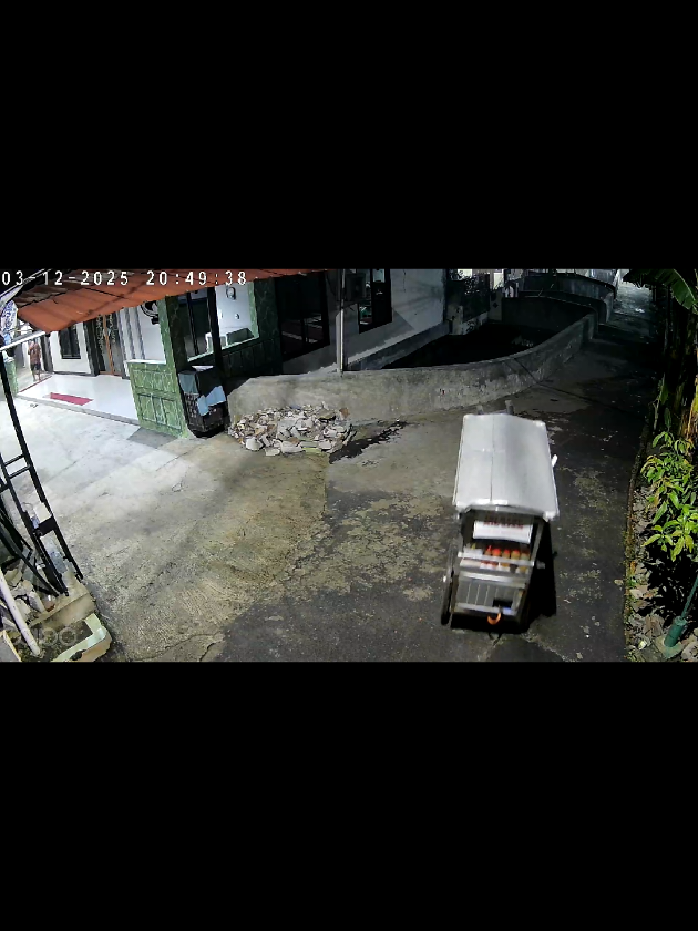 kejadiannya tadi malam 3 des 2025 didepan musholah sebelah rumah, terekam cctv gerobak bakso yang sudah terparkir jalan sendiri dan terjun ketanah kosong, mengakibatkan penjual mengalami kerugian, kok bisa ya?? kira kira ada yang bisa melihat apa yang terjadi? #misteri #serem #fyp #kejadiananeh 