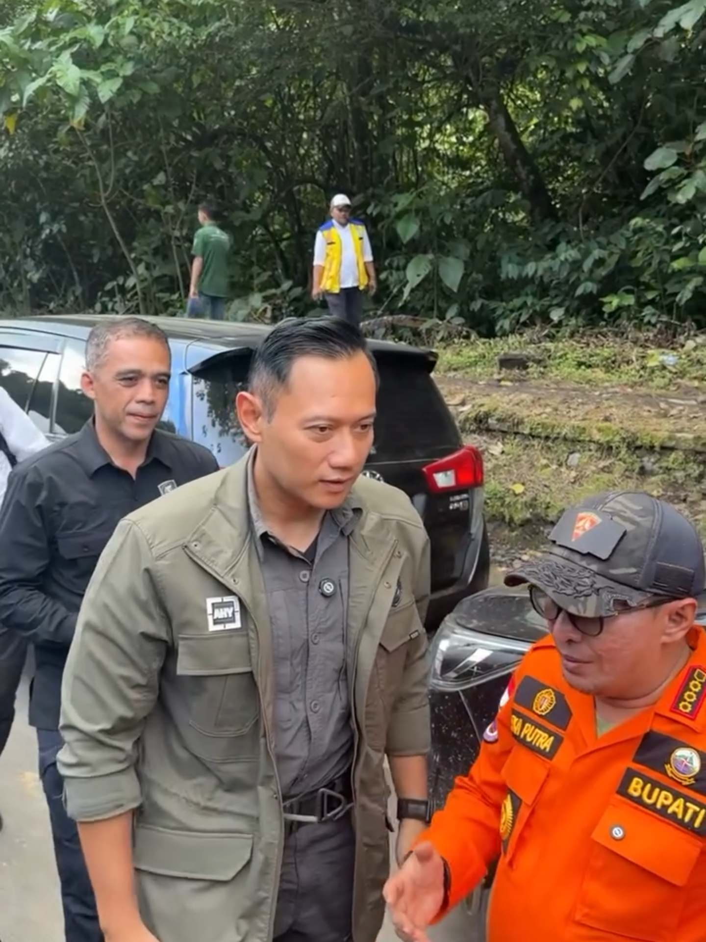 Setelah sebelumnya meninjau dan mendorong penanganan serta distribusi logistik di Sumatera Utara dan Aceh, Selasa (2/12) saya melanjutkan perjalanan ke Sumatera Barat untuk meninjau langsung ruas jalan Padang–Riau di kawasan Lembah Anai yang terputus akibat longsor. Terputusnya akses berdampak luas terhadap aktivitas masyarakat di Kota Padang, Tanah Datar, Payakumbuh, hingga Bukittinggi. Sebagai Menko @kemenkoinfra, saya memastikan alat berat dari @KementerianPU telah dikerahkan dan dioperasikan di lapangan untuk menghubungkan kembali jalur ini secara temporer. Targetnya, dalam waktu sekitar dua minggu, jalur sementara dapat digunakan secara terbatas, khususnya untuk mobilitas yang bersifat esensial dan mendesak. Dukungan TNI–Polri juga kami perlukan untuk membantu pengamanan dan pengaturan lalu lintas agar tetap tertib dan aman.