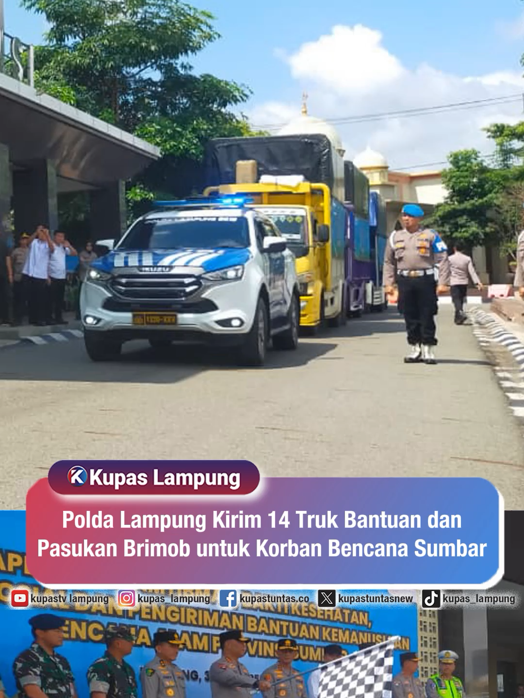 Polda Lampung Kirim 14 Truk Bantuan dan Pasukan Brimob untuk Korban Bencana Sumbar . . Wakapolri Komjen Pol Dedi Prasetyo melepas 14 truk bantuan logistik dari Polda Lampung untuk korban bencana alam di Sumatera Barat, Rabu (3/12/25). Bantuan dikirim melalui jalur darat, berisi sembako, obat-obatan, perlengkapan bayi, kebutuhan ibadah, hingga logistik khusus bagi kelompok rentan. Selain itu, Polri mengerahkan lima kendaraan taktis Brimob yang membawa personel SAR, dapur lapangan, serta unit pengolah air bersih guna memperkuat penanganan darurat di lokasi terdampak. Bantuan uang tunai Rp300 juta juga disalurkan untuk kebutuhan mendesak para penyintas. Komjen Dedi menegaskan bahwa bantuan ini merupakan wujud solidaritas dan respons cepat Polri, seraya memastikan jalur transportasi dimaksimalkan agar bantuan tiba tepat waktu. Sobat Kupas, langkah apa lagi yang perlu diperkuat untuk membantu percepatan pemulihan di Sumbar? Tulis pendapatmu di kolom komentar! 👇 — Baca berita lengkap di kupastuntas.co dan berdikari.co — #BencanaSumbar #PoldaLampung #Brimob #BantuanKemanusiaan