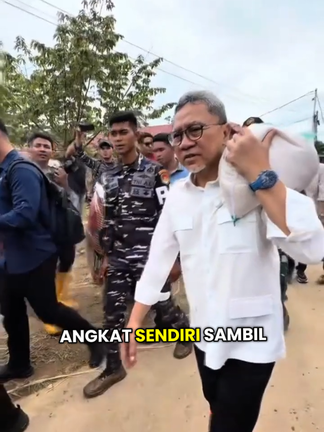 zulkiflihasan sedang bantu rakyat sambil syuting fillem😁😆 #zulkiflihasan #farelbramasta #media #viral #fyp 