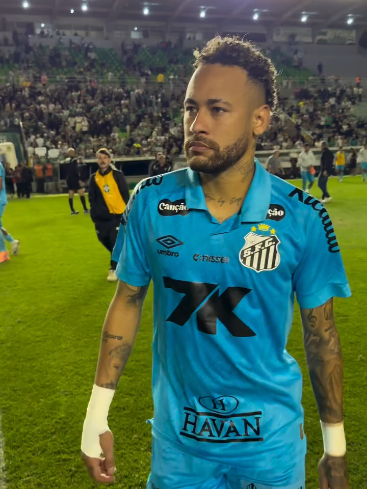 NEYMAR JR! TRIPLETA! HAT-TRICK! 🙏 Qual será que foi a música escolhida pelo Neymar após marcar três gols na vitória diante do Juventude, hein? Solta o nome da canção nos comentários… 👀👀 *Contém legenda automática. 📹: @santosfc #BrasileiraoNoSportv #Neymar #Njr #NeymarJr #Santos