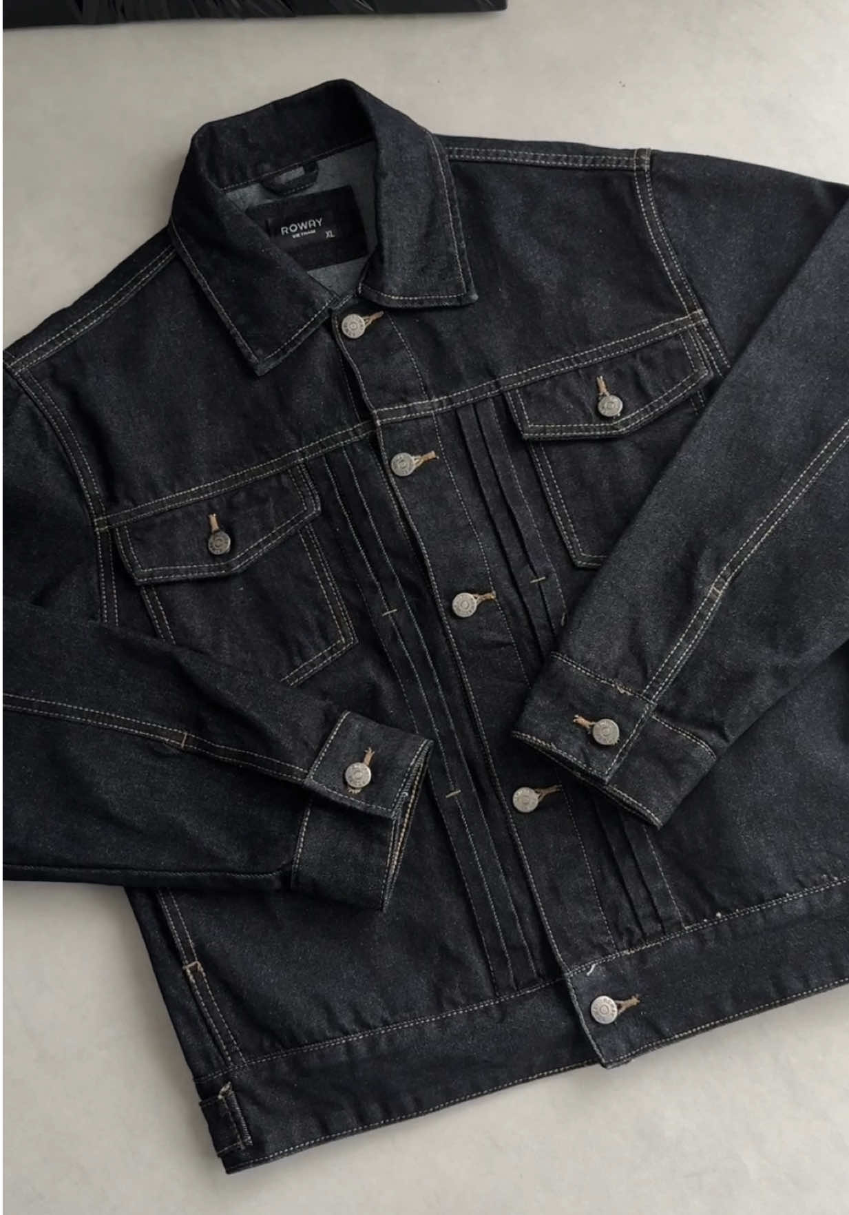 Một chiếc khoác denim đủ đẹp để đi chơi, đủ lịch sự để đi làm. Chất vải đứng form, tôn vai, xịn từ nút đến đường may #roway #xuhuongtiktok #thoitrang #review #outfit 