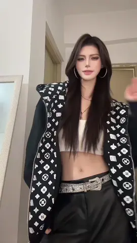 I'll see you all live,follow me now! #tiktok #fyp #foryoupage #cure #music interesting dance ootd 