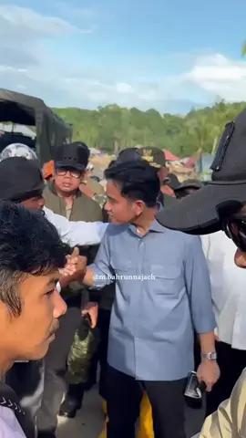 Bertemu warga terdampak bencana di kab agam (mas wapres smpai d rangkul) #wapres #gibran #gibranrakabuming #wapresgibran #jokowi 