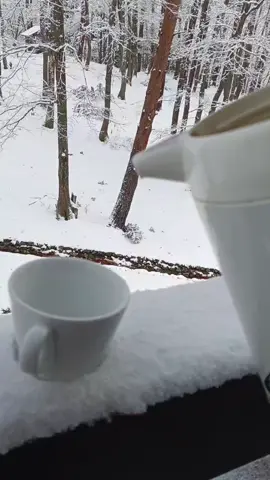 menikmati suasana musim salji bersama neskepi😁😁#snow #orangkampung  #travel #perantau 