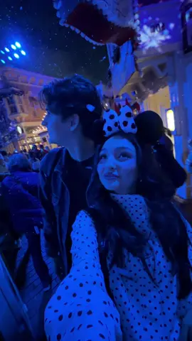 the most surreal experience !! @Disney Parks made our 4 years extra special ❄️ #disneyland #christmas #couple #snowing #disney 