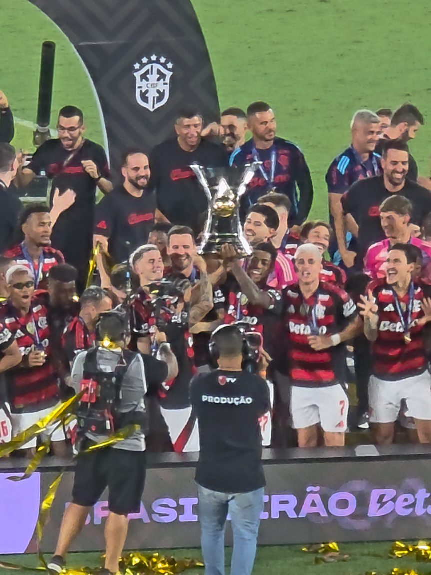 PODE COMEMORAR! 🏆🏆🏆🏆🏆🏆🏆🏆🏆❤️🖤 O Colossal Malvadão Flamengo é o atual campeão dos principais torneios do Brasil e da Libertadores:  ⭐ Carioca ⭐ Supercopa do Brasil ⭐ Copa do Brasil ⭐ Brasileirão ⭐ Libertadores  #MaiorCampeaoDoBrasil #PedeOMundoDeNovo #Flamengo  #futebol  #TikTokEsportes 