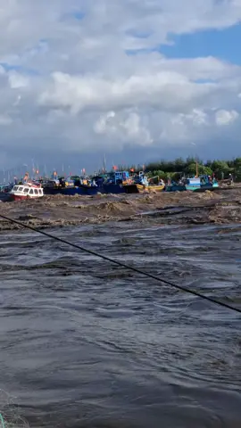 xã đập ở thị trấn liên Hương tuy bình thuận có rất nhiều ge tàu đã bị nước lũ cuốn trôi ra ngoài biển #86binhthuan 