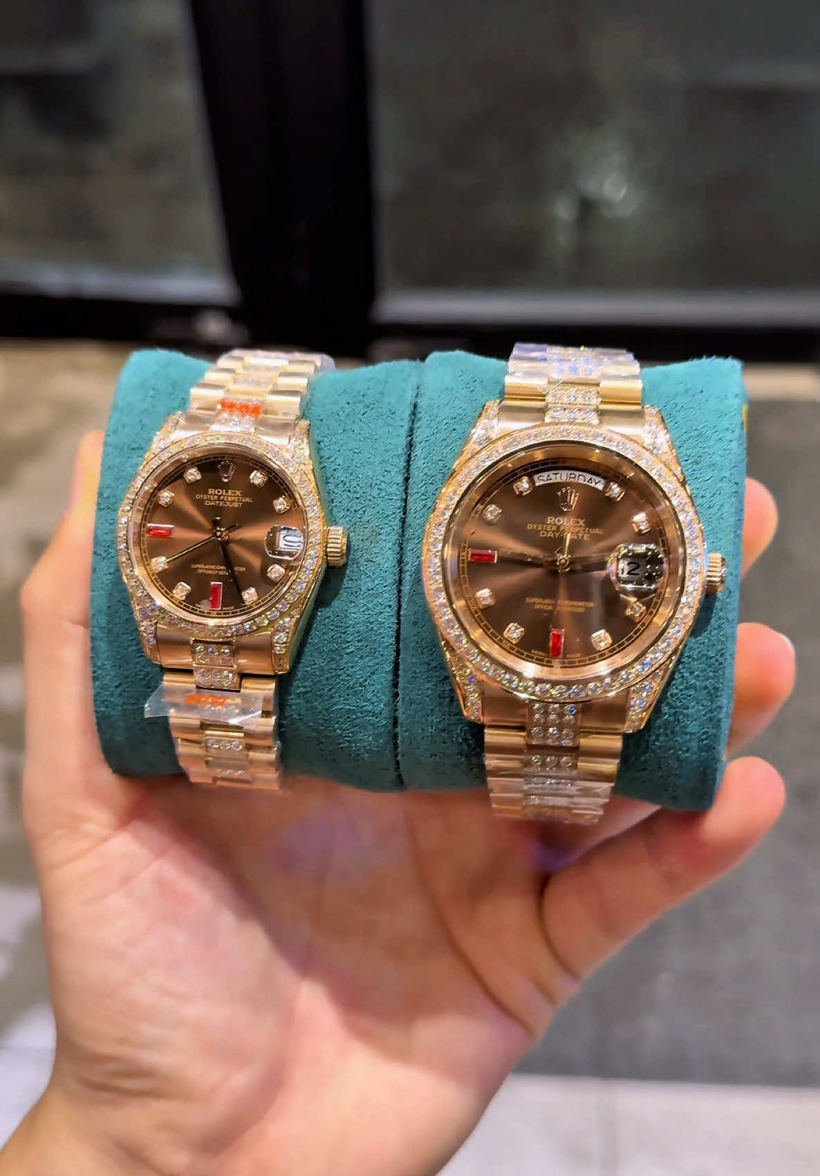 Ngọt ngào như cặp đôi cafe này ạ 😍 đính full đá lên tay lấp lánh trẻ chung #fyp #xuhuong #phanhungluxury #donghonu #dongho 