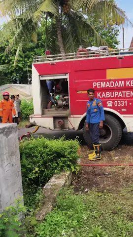 Ijin Melaporkan bahwasannya pada hari kamis,3 Desember 2025 telah terjadi kebakaran di dusen kepel desa ampel kecamatan wuluhan. yg terbakar 1 Rumah rusak berat,untuk kerugian kebakaran di perkirakan kurang lebih 85jt. Demikian 🔥#infojember  #jember24jam  #wuluhanjember  #firefighter 