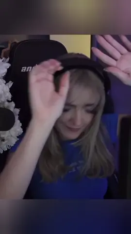 ¡Realmente le gusta esa canción! (nos tocará escucharla todos los días😹) #Sylveey #tinycherry #sylveeedit #Sylveey #fyppppppppppppppppppppppp 