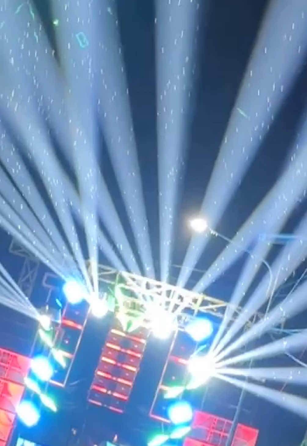 lampu bergoyangg🤪💃🏼 #lewatberandafyp #fyp #soundsystemjawatimur #fypage #soundsystemlumajang 