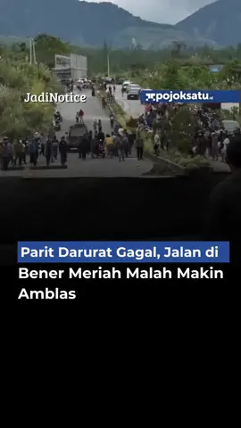 Parit Darurat Gagal, Jalan di Bener Meriah Malah Makin Amblas  Pembuatan parit darurat di Jalan Pacuan Kuda, Kabupaten Bener Meriah, Aceh, dengan bantuan ekskavator untuk mempercepat aliran air justru berakhir petaka.  Tanah di bawah badan jalan yang rupanya hanya terdiri dari pasir tidak sanggup menahan derasnya aliran air. Akibatnya, permukaan aspal langsung ambles, memutus badan jalan dan runtuh dalam hitungan detik. Akses warga pun seketika lumpuh. Penduduk sekitar mengaku kaget dan tak menyangka kondisi tanah yang begitu rapuh dapat menyebabkan kerusakan sebesar ini. Source : pojoksatu.id