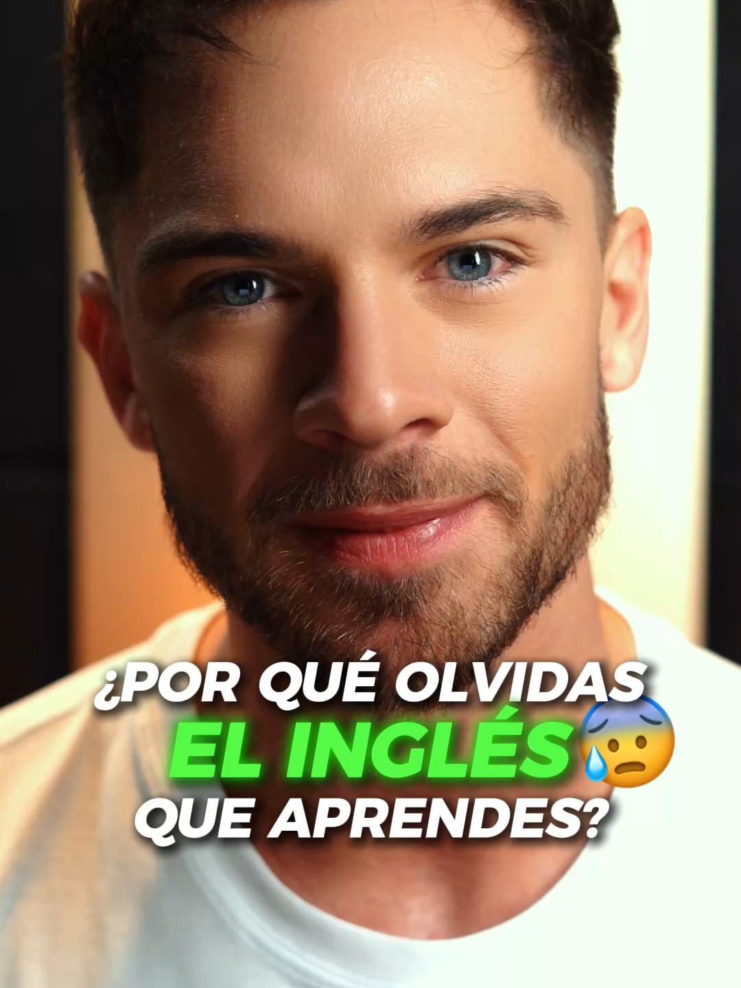 ¿Sabes por qué olvidas el inglés que estudias? 🤔 Mira, olvidar es normal…⁣ Lo que NO es normal es no usar la TÉCNICA ADECUADA para recordarlo.  Si todavía te acuerdas del número de teléfono de tu infancia…⁣ Entonces tu cerebro sí que sabe cómo memorizar. 🧠⁣ La clave está en esto:⁣ 🔁 Repetición diaria en contexto.⁣ En el video te explico cómo entrenar tu memoria para que el inglés se te quede grabado sin esfuerzo.⁣ ¿Qué palabra en inglés has tenido que repetir mil veces… y aún así se te escapa? 😅⁣ #clasedeingles #inglesonline #cursodeingles #aprendeingles #kaleanders