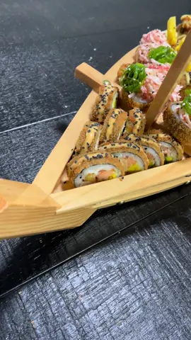 . Sushi Boat  8 Rolls (80 piezas)  Sorprende a todos tus invitados con uno de nuestros Sushi Boats de @roda_sushi  Deja que nosotros nos encarguemos de la preparación y solo ten la mesa disponible para ponerlo en el centro y hacer la magia 🪄  #rodasushi #roda_sushi #sushiboat #sushiboats #sushitampa       