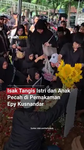 Suasana duka menyelimuti pemakaman aktor senior Epy Kusnandar, yang dikenal luas berkat perannya sebagai Kang Mus dalam sinetron Preman Pensiun. Isak tangis pecah ketika jenazah Epy dimakamkan di Taman Pemakaman Umum (TPU) Jeruk Purut, Jakarta Selatan, Kamis (4/12/2025). Istri Epy, Karina Ranau, bersama kerabat dan para pelayat tak kuasa menahan air mata saat prosesi pemakaman selesai. - Selengkapnya kunjungi website dengan klik link di bio atau download aplikasi di Appstore dan Google Play Store. #InilahNews #EpyKusnandar #Inilahcom #titiktengah #titikcerah 