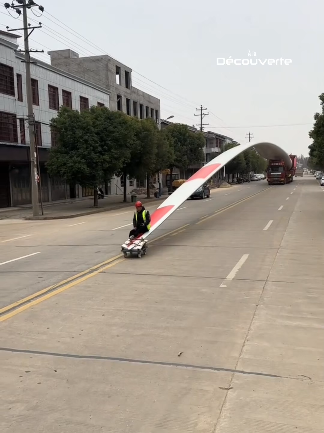 Pourquoi un homme s’assoit sur les pales d’éoliennes ? La vraie raison #apprendresurtiktok #lesaviezvous #inventions #technologie