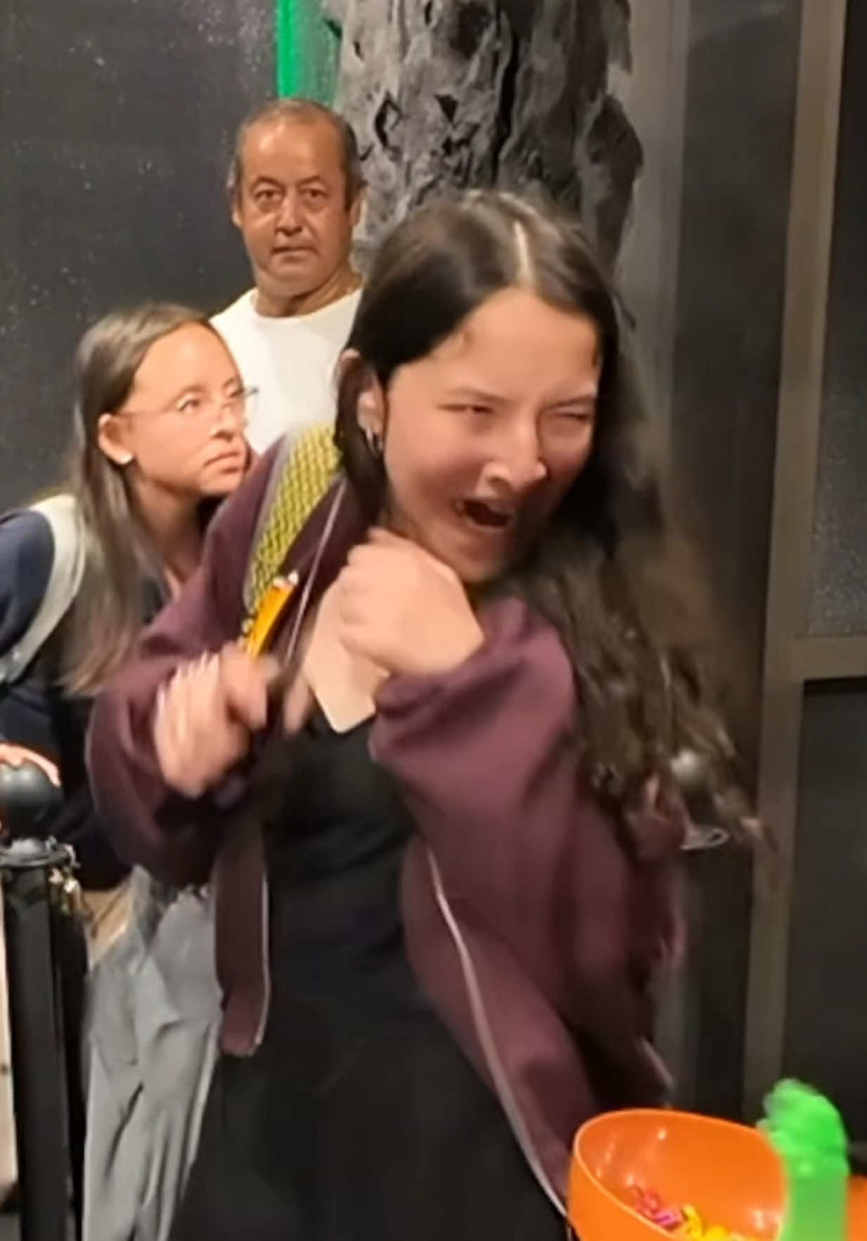 Todos tenemos una compañera así 🤷🏻‍♀️ #unadisculpita #alexreyna #sustosquedangusto #naviween 📍 @El Castillo Del Terror 