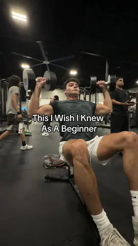 You really don’t need to overload your shoulders with weight to grow them. #Fitness #bodybuilding #fitnesstips #gymmotivation #gymrat 