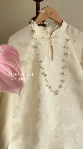 𝐓𝐢̣𝐧𝐡 𝐍𝐠𝐡𝐢  Chất liệu: Gấm lên form gọn, độ che phủ vừa phải, bề mặt bắt sáng nhẹ; hoạ tiết bướm phối tơ nhũ mềm bay. Thiết kế: Áo dài suông rộng 2 tà; tay lửng phồng nhẹ; cổ kín thanh lịch. Điểm nhấn: Bướm tơ và dây treo đính thủ công, tạo hiệu ứng chuyển động tinh tế. #LANA #LANADesign #TinhSac  #AoDai   SD384 —————————  𝐋𝐀.𝐍𝐀 – 𝐜𝐡𝐚𝐫𝐢𝐬𝐦𝐚𝐭𝐢𝐜 𝐢𝐧 𝐞𝐯𝐞𝐫𝐲 𝐲𝐚𝐫𝐝 𝐨𝐟 𝐜𝐥𝐨𝐭𝐡